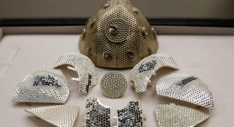 Covid-19: Un bijoutier confectionne le masque le plus cher au monde à 1,5 millions de dollars