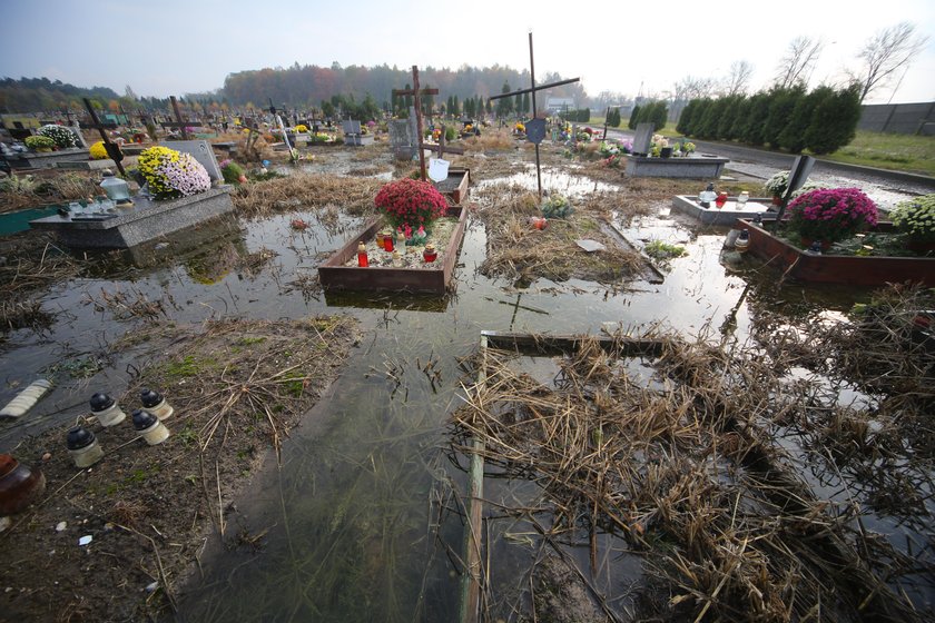 W Gadce Starej po ulewach groby toną w wodzie