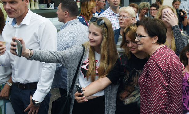 Premier Ewa Kopacz pozuje do zdjęcia podczas wizyty w Sopocie