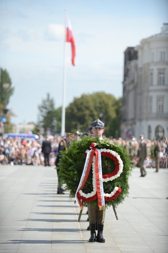<strong>Uroczysta zmiana warty przed pomnikiem Nieznanego Żołnierza</strong>
<br><br> 
Ceremonię zorganizowano w związku z 71. rocznicą wybuchu Powstania Warszawskiego. Na placu Piłsudskiego pojawili się między innymi premier Ewa Kopacz, parlamentarzyści, prezydent Warszawy oraz mieszkańcy stolicy. 
W krótkim przemówieniu szefowa rządu mówiła o fenomenie Polskiego Państwa Podziemnego. 