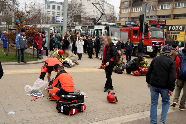 Akcja ratunkowa w miejscu wypadku na Placu Rodła w Szczecinie