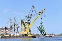 "Operacja została zakończona". Dźwig z kanału wydobyty, żegluga wznowiona