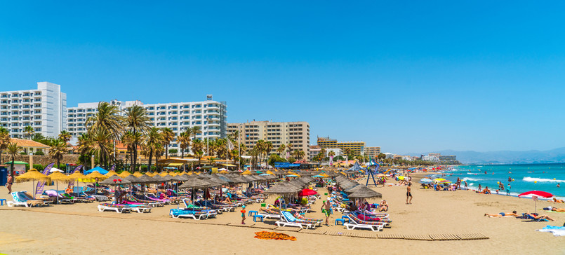 Benalmadena (Malaga) W granicach administracyjnych miasta znajduje się prawie 20 kilometrów linii brzegowej i 17 plaż o łącznej długości 8 520 m. Część z nich posiada nawierzchnię piaszczystą, a część żwirową. Nazwy plaż to: Arroyo Hondo, Carvajal, Bil-Bil, La Morera, Arroyo de la Miel, Benalnatura, Fuente de la Salud, La Perla, Las Viborillas, Las Yucas, Malapesquera / Malapesca / Torre Bermeja, Melilleros, Santa Ana, Tajo de la Soga, Torremuelle, Torrequebrada i Torrevigía. Wszystkie plaże są dostępne z - biegnących wzdłuż wybrzeża - promenady Paseo Maritimo, bądź Avenida del Sol (głównej drogi w kierunku Fuengiroli), przy których mieści się sporo punktów gastronomicznych. Wschodnie plaże są długie, szerokie i zatłoczone, natomiast zachodnie - wąskie, krótkie, skaliste i bardziej spokojne. W Benalmádenie funkcjonuje jedna z pierwszych plaż nudystów w Hiszpanii (nazywana Benalnatura).