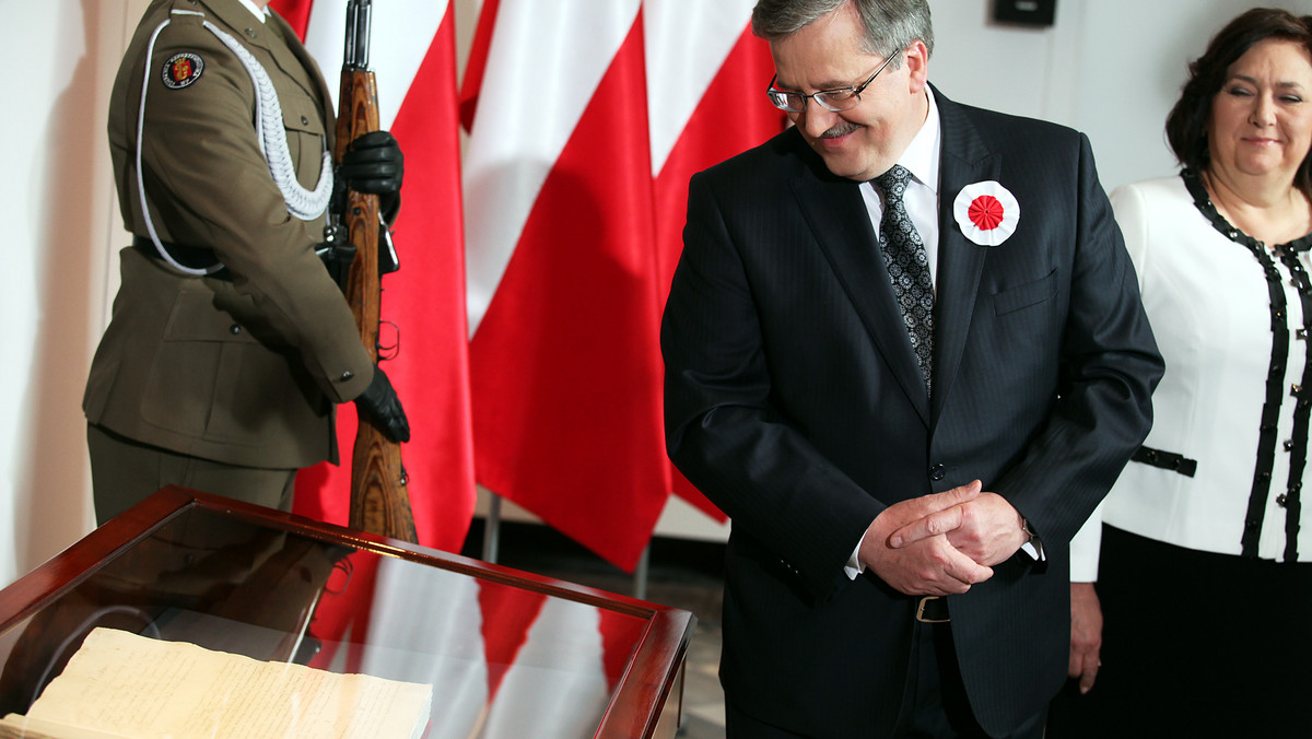 Nikt nie ma Polski na wyłączną własność; nie jest ona własnością do rozporządzania, lecz wielkim zbiorowym obowiązkiem - mówił prezydent Bronisław Komorowski podczas uroczystości z okazji święta 3 Maja.