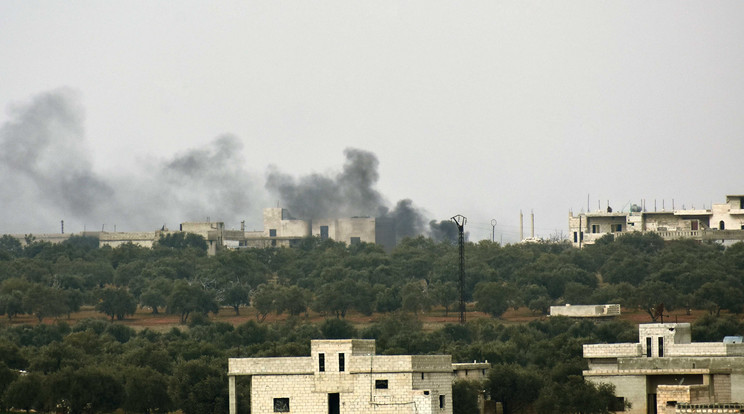 Idlib városában folyamatosan bombáznak, a család már csak nevet a pusztításon / Fotó: Northfoto