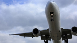 Döbbenet: egy 200 kilós utas arra kényszerítette a légiutas-kísérőt, hogy törölje ki a fenekét