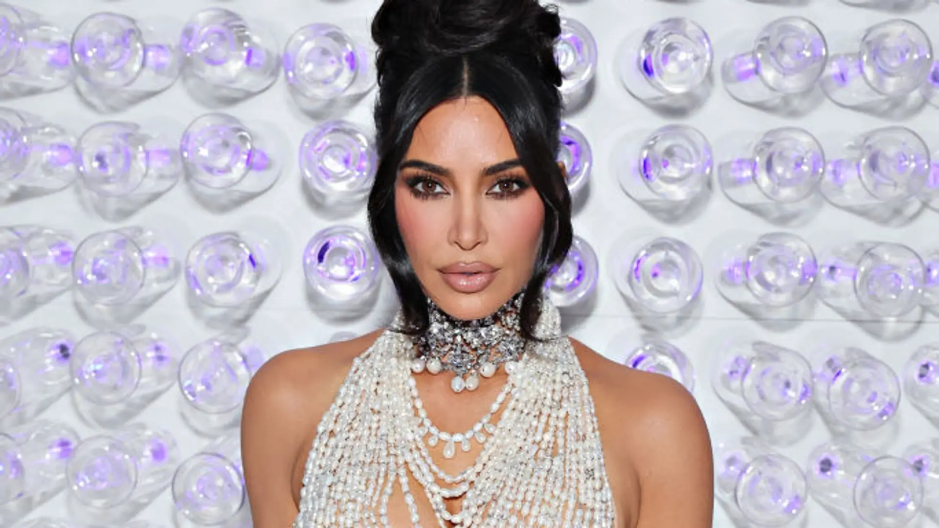 Kim Kardashian znów przyciąga spojrzenia. To bikini świeci w ciemności!