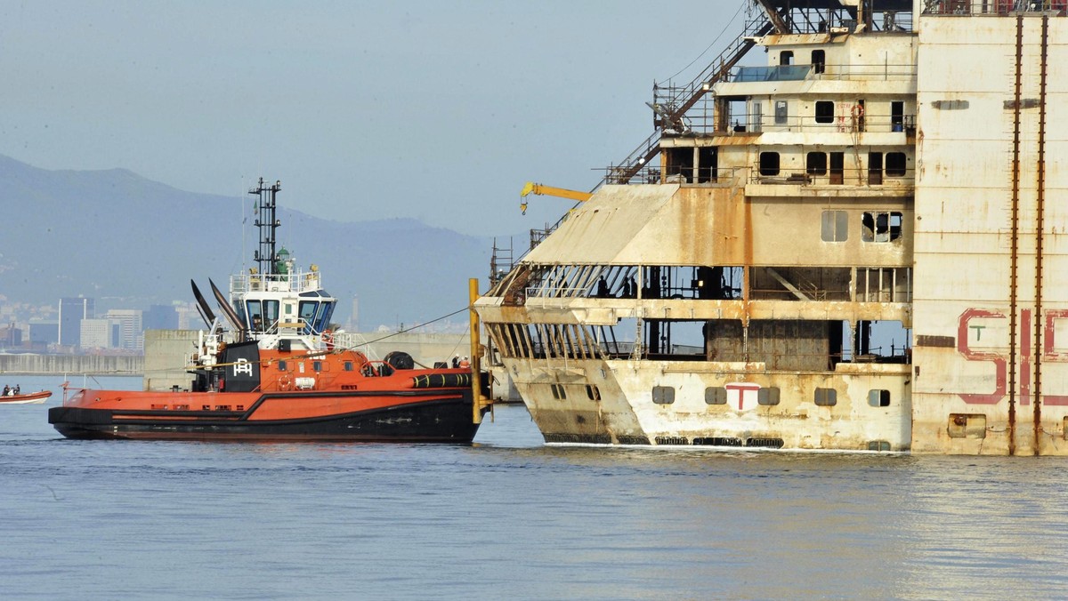 ITALY ACCIDENT COSTA CONCORDIA (Costa Concordia wreck on last 10-nautical mile sea journey)