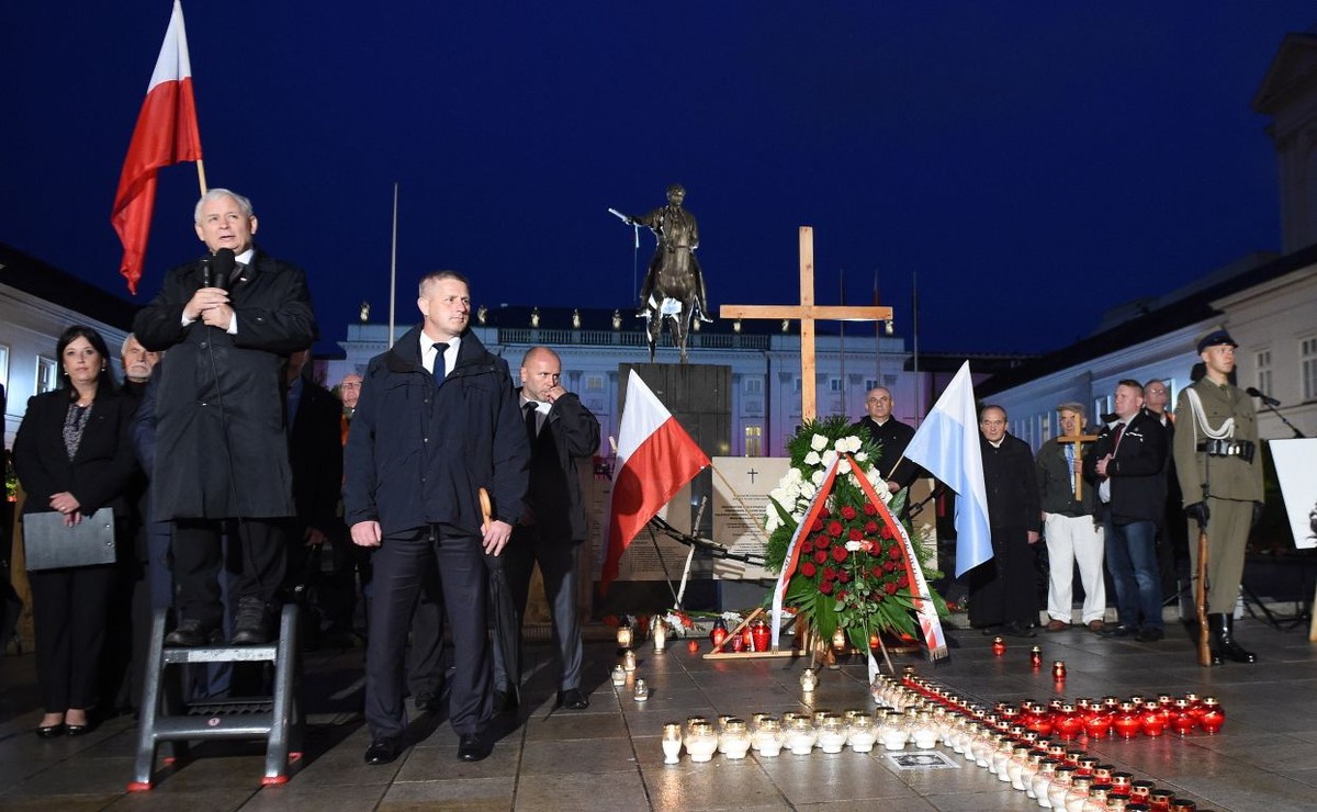 Wystąpienie prezesa PiS Jarosława Kaczyńskiego przed Pałacem Prezydenckim