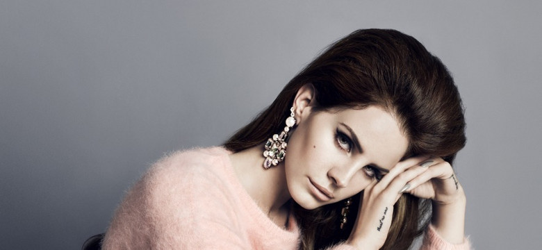 Lana Del Rey śpiewa "Blue Velvet" w nowych ciuszkach