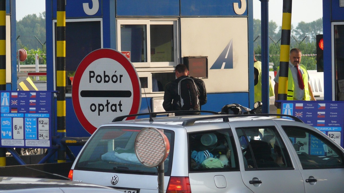 Od połowy marca kierowcy płacący za przejazd autostradą A4 między Katowicami a Krakowem kartami zbliżeniowymi lub posiadający abonament na korzystanie z tej drogi, będą płacić za przejazd o 10 proc. mniej od pozostałych, czyli tyle, ile przed ostatnią podwyżką opłat.