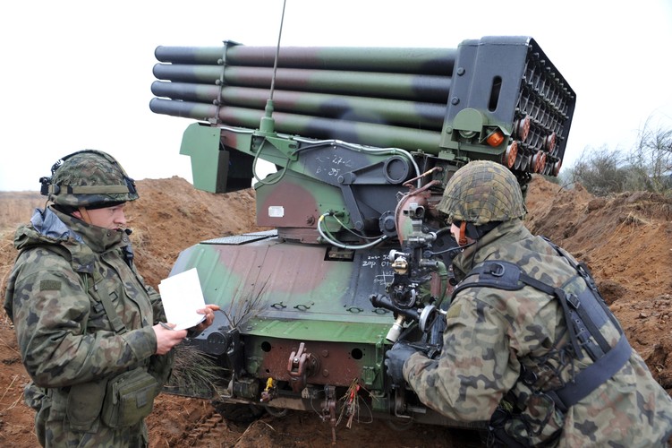 Żołnierze obsługujący wyrzutnię rakiet WR-40 Langusta podczas szkolenia poligonowego 5 marca 2014. Langusty znajdują się na wyposażeniu 3 dywizjonu artylerii rakietowej od lipca 2008 roku. Fot. (mgo) PAP/Marcin Bielecki