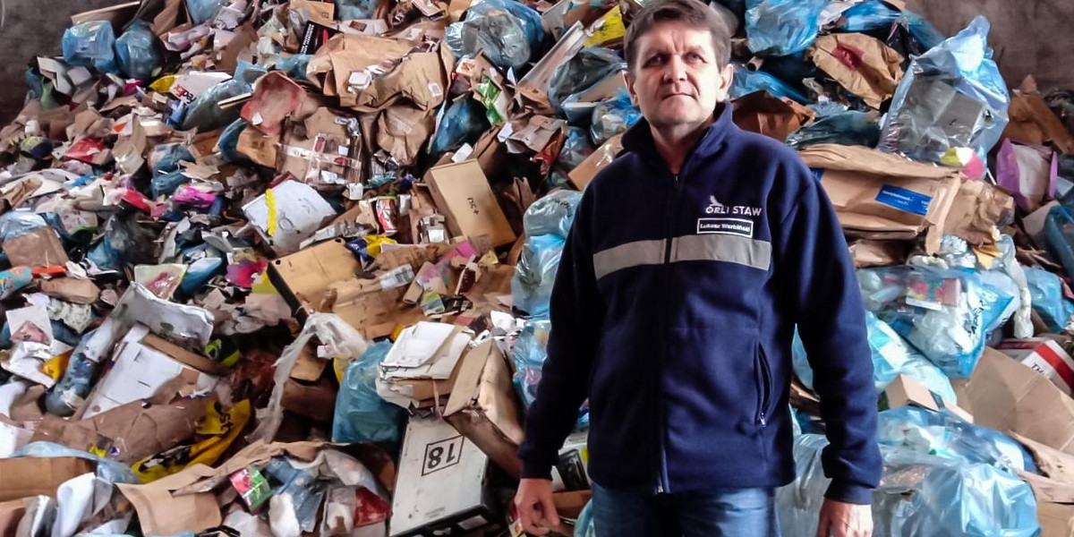 Łukasz Werbiński, kierownik sortowni odpadów w Kaliszu, znalazł przedwojenne zdjęcia w workach z makulaturą 