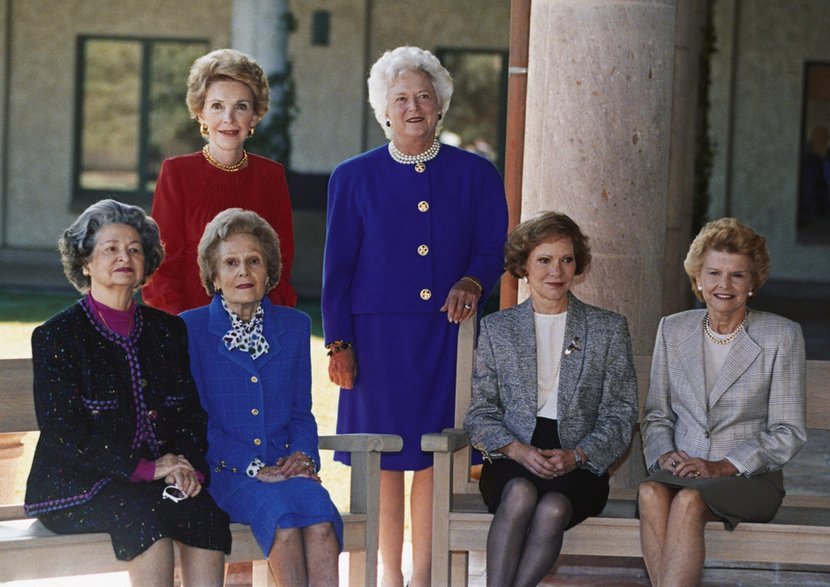 Od lewej siedzą: Lady Bird Johnson; Pat Nixon, Rosalynn Carter i Betty Ford. Stoją: Nancy Reagan i Barbara Bush