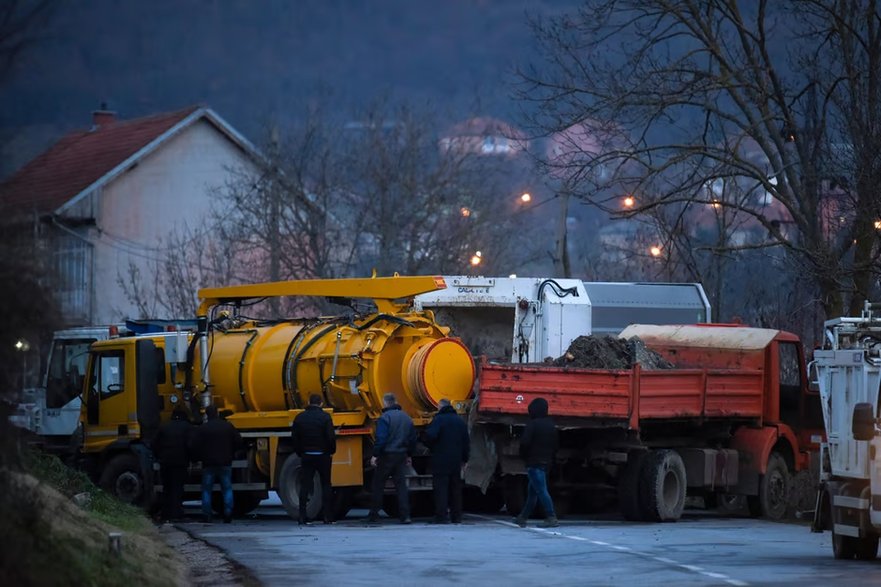 Ciężarówki tworzące barykadę drogową, ustawioną przez etnicznych Serbów w wiosce Rudare w Kosowie