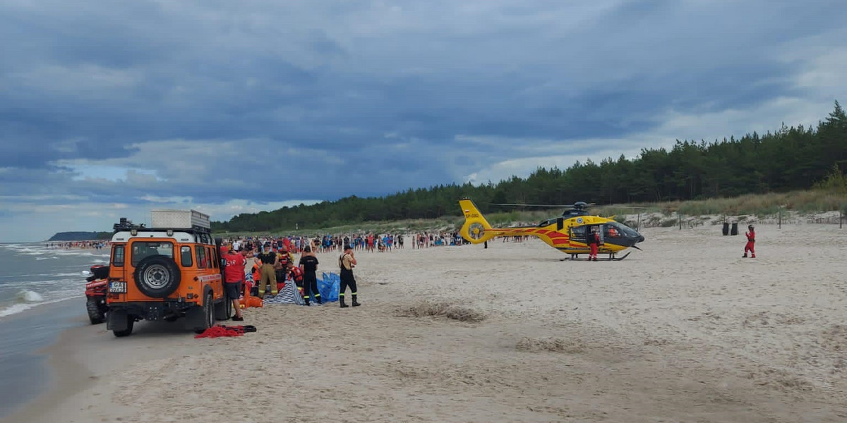 Akcja ratunkowa na plaży w Karwi. 