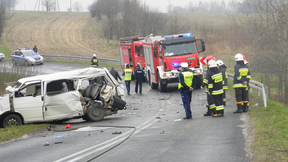 Czterech piłkarzy Wólczanki Wólka Pełkińska zginęło w zderzeniu Volkswagena Transportera z ciężarową scanią w Weryni w powiecie kolbuszowskim.