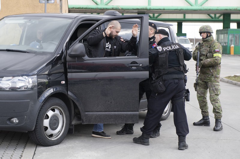 Výška platu policajtov sa primárne odvíja od platovej triedy, hodnosti a odslúžených rokov.