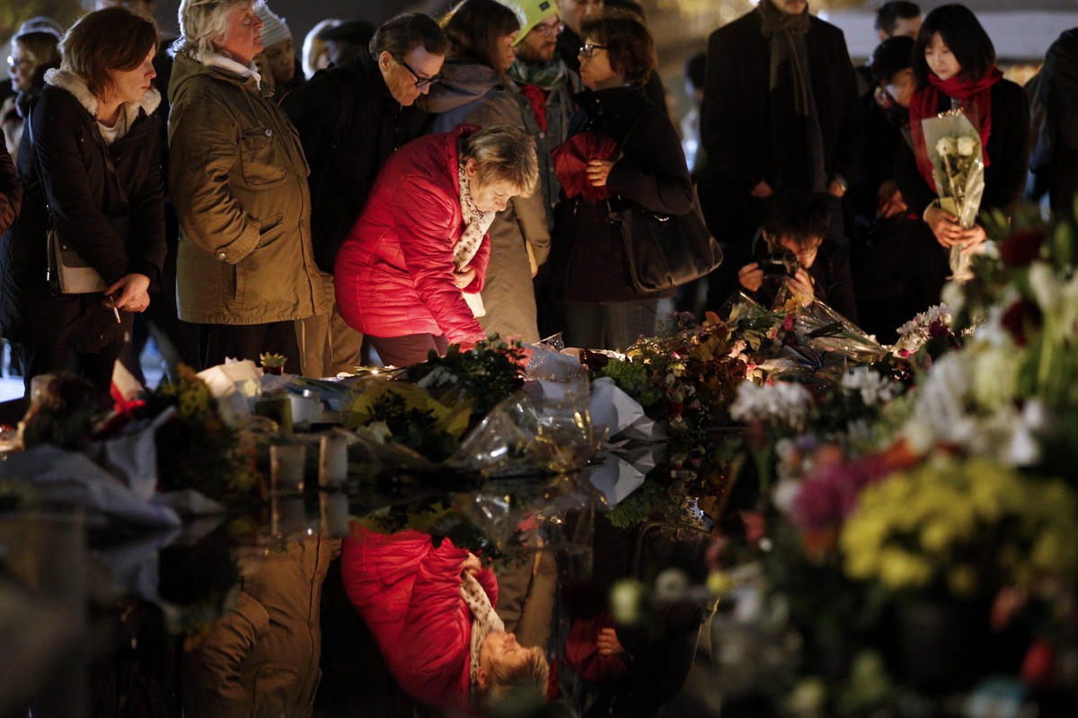 Ludzie oddają hołd ofiarom zamachów