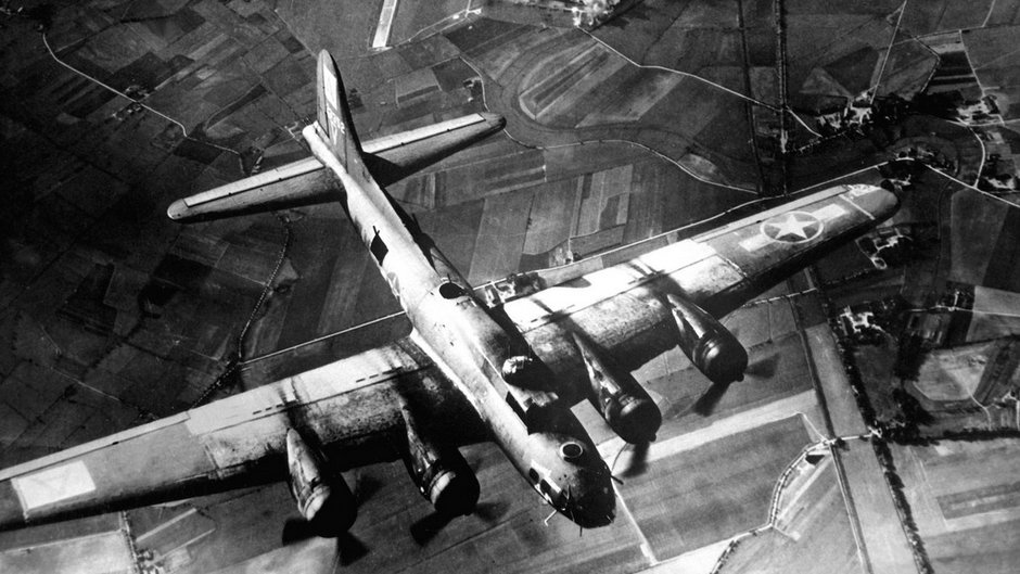 Bombowiec USAAF nad Niemcami (wikipedia).