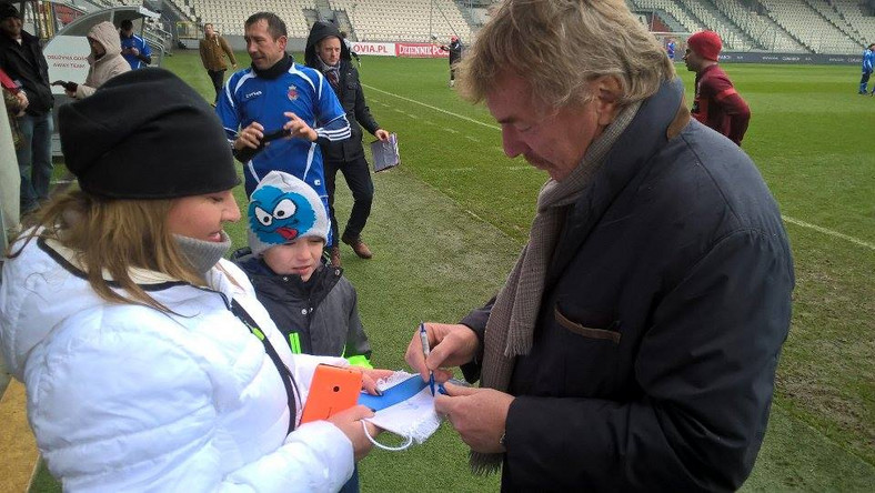 Zbigniew Boniek i łowcy autografów 