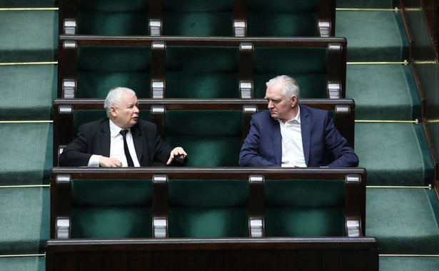 Warszawa, 27/28.03.2020. Prezes PiS Jarosław Kaczyński (L) oraz wicepremier Jarosław Gowin (P) na sali obrad podczas drugiego dnia posiedzenia Sejmu, w nocy z 27 na 28 bm. w Warszawie. Niższa izba parlamentu zajmuje się dziś propozycją tzw. tarczy antykryzysowej - pakietem regulacji, przygotowanych przez rząd w celu łagodzenia skutków pandemii koronawirusa. Sejm w ramach specustawy zmienił Kodeks wyborczy i ustawę o RDS. (kf) PAP/Leszek Szymański