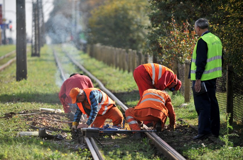 Pęknięte tory tramwajowe na Aleksandrowskiej w Łodzi