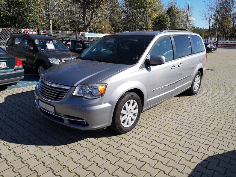 Auto z ogłoszenia Chrysler Town&Country z USA nadwozie