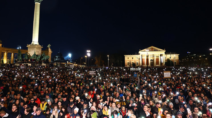 A Hősök terén tízezrek tüntetnek a gyerekekért és a zaklatás áldozataiért/Fotó: Zsolnai Péter