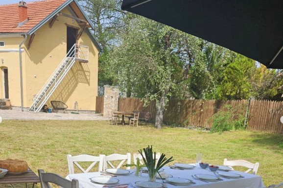 SADI LUK I PARADAJZ, SAMA I TRAVU KOSI Poznata Srpkinja održava veliko imanje, a kuću je platila 29.000 evra (FOTO)