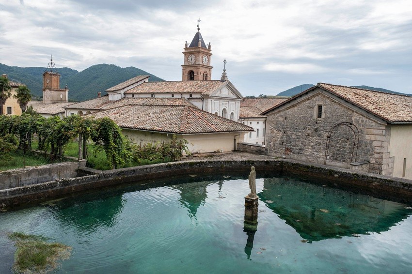 U manastiru će se osim populizma predavati i teologija, filozofija, istorija i ekonomija