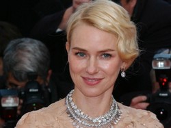 Naomi Watts to idealna księżna Diana – pierwsze zdjęcia z "Caught in Flight"!