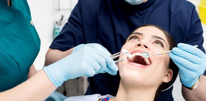 Spuchnięta twarz po wizycie u dentysty. Jak temu zaradzić?