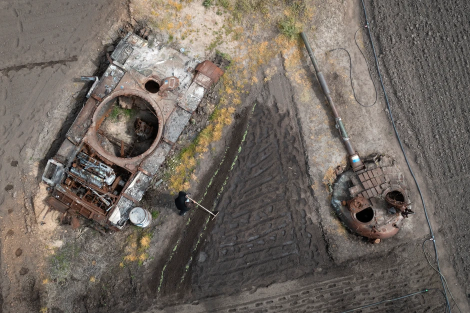 Oštećeni ruski tenk u selu Velika Dimerka u regionu Kijeva, Ukrajina