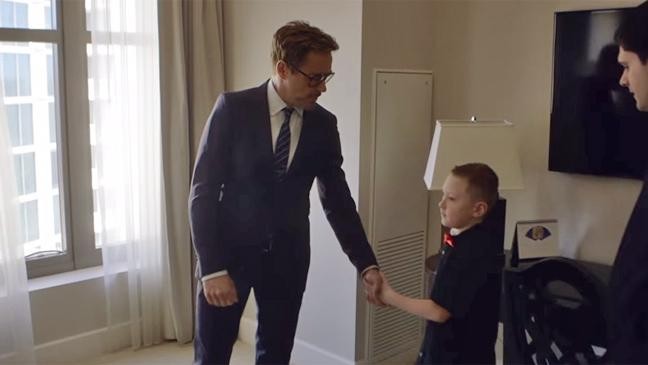 Iron Man wręczył sztuczną rękę chłopcu