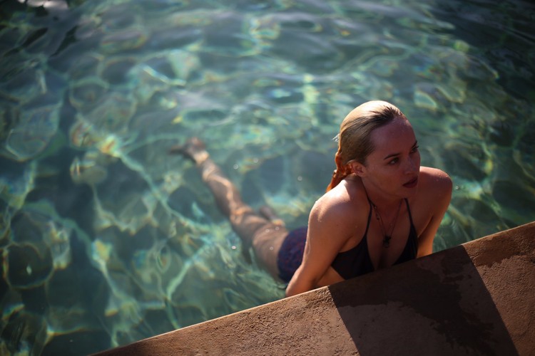 <strong>7. A Bigger Splash, reż. Luca Guadagnino</strong>
<br><br>
Legendarna gwiazda rocka Marianne Lane (Tilda Swinton) wraz z ukochanym Paulem (Matthias Schoenaerts) uciekają przed zgiełkiem show biznesu. Spędzają upragniony urlop na oddalonej od świata, sąsiadującej ze słoneczną Sycylią, wyspie. Wszystko się jednak zmieni, kiedy z wizytą pojawi się były partner Marianne – Harry (Ralph Fiennes) wraz ze swoją piękną i wyzywającą córką Penelope (Dakota Johnson). Rajski spokój włoskiej wysepki zostanie zburzony przez zmysłowe i pełne seksualności napięcie. Nie zawsze można wygrać z ukrytymi pragnieniami.