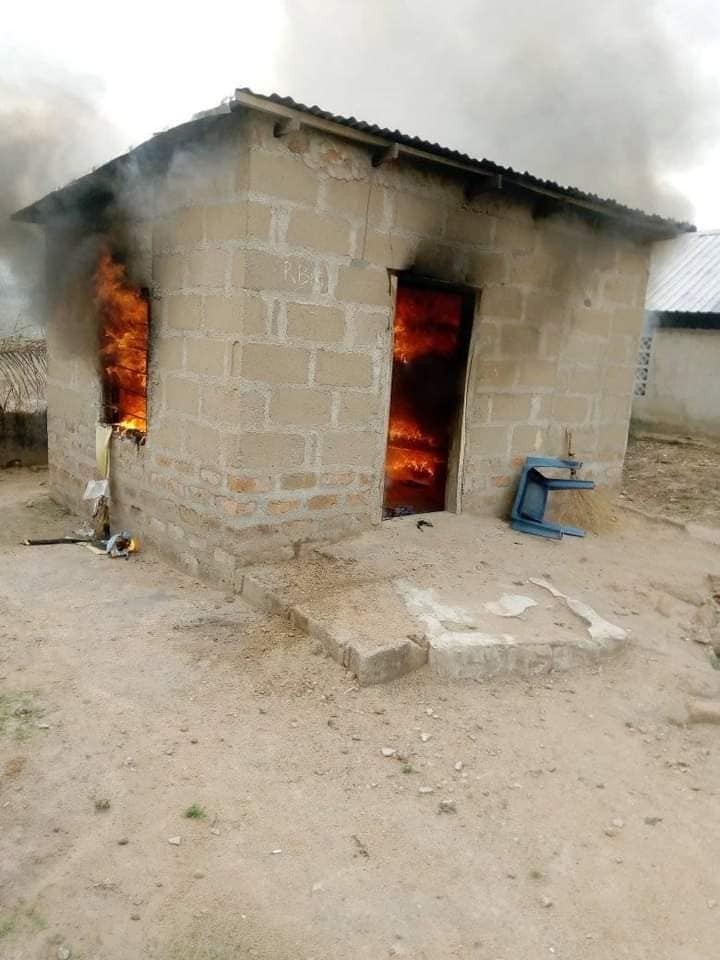 Lady sets boyfriend’s house ablaze over lorry fare to go home after visiting