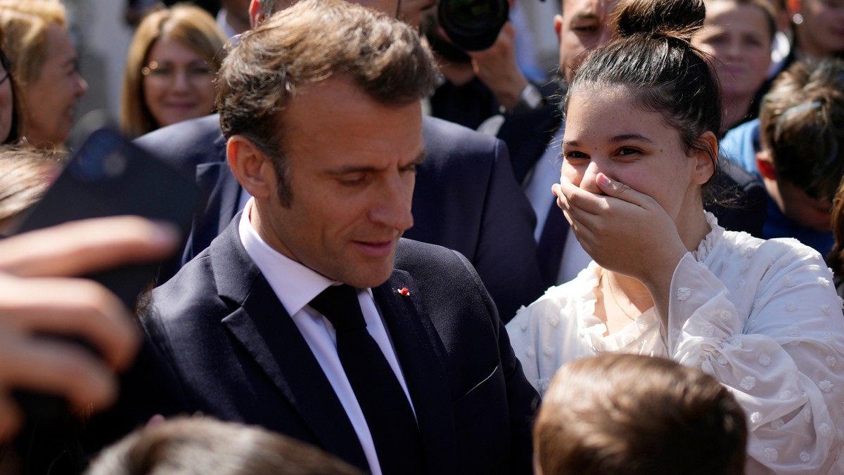 Emmanuel Macron być może myślał, że nagranie, gdy śpiewa na ulicy wraz z grupą młodych paryżan, ociepli jego wizerunek po gwałtownych protestach przeciwko forsowanej przez rząd reformie emerytalnej. Jednak wideo wywołało tylko dodatkowe kontrowersje. Problemem jest m.in. skrajnie prawicowa organizacja, która promuje tradycyjne pieśni, ale też te powiązane z nazistowskimi Niemcami.