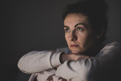 Vörös, táskás, karikás szemek: hogyan rejtsük el a fáradtság jeleit?