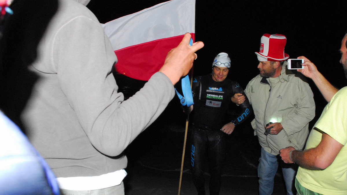 Polski pływak Sebastian Karaś jako pierwszy na świecie pokonał Bałtyk wpław. Dystans z Kołobrzegu do wyspy Bornholm przepłynął samodzielnie w ok. 28 godzin i 30 minut - poinformował we wtorek przed północą Antoni Rokicki z Team Karaś.