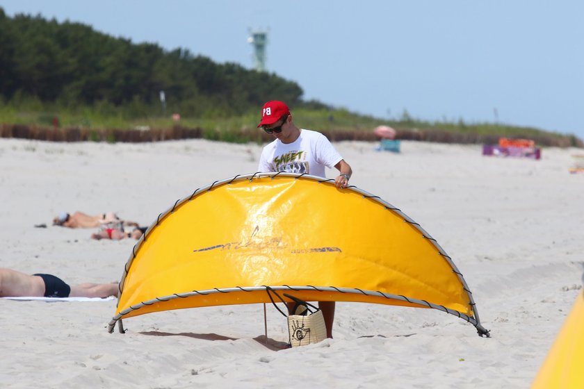 Antonii Królikowski z ukochaną na plaży w Juracie