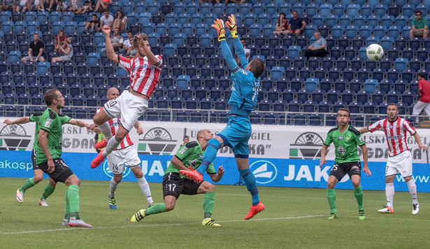 Lotto Ekstraklasa: W meczu Górnika z Cracovią padał tylko deszcz. Goli kibice nie zobaczyli