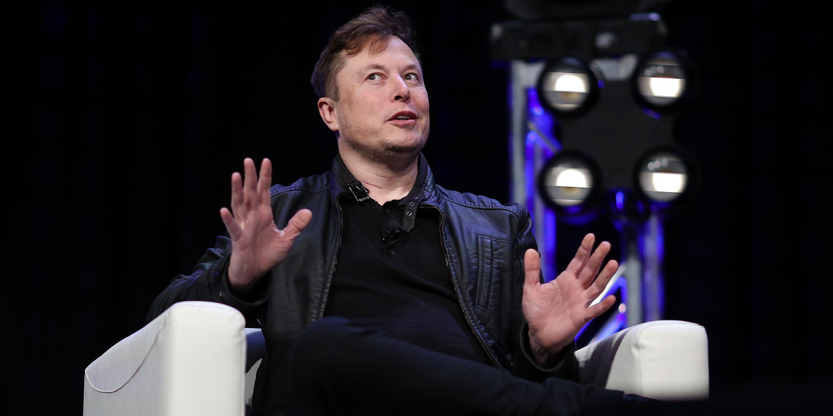 Elon Musk chce podłączyć do internetu cały świat. 