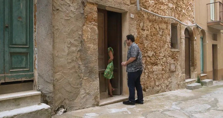 Gary i Tam Holm wchodzą do swojego domu w Sambuca di Sicilia