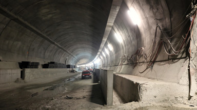 Tak wygląda przejazd tunelem na zakopiance. Kiedy koniec budowy?