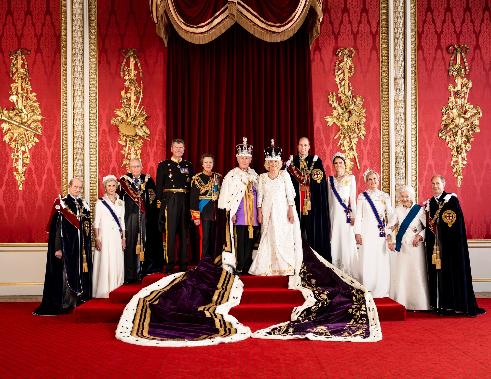 Buckinghamský palác zverejnil oficiálne snímky kráľa a vplyvných členov rodiny.