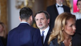 Podziały w PiS przybierają na sile. "Kolejka na Nowogrodzkiej, żeby ponarzekać prezesowi"