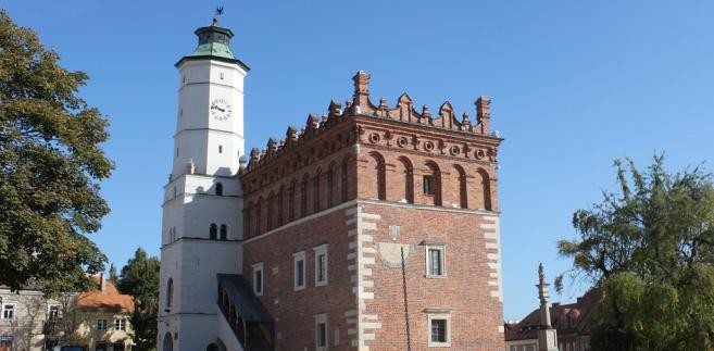 Sandomierz – położony na siedmiu wzgórzach, stąd czasami jest nazywany „małym Rzymem”. Do najbardziej znanych zabytków Sandomierza można zaliczyć: zespół urbanistyczno-architektoniczny i krajobrazowy z XIII-XIX wieku, Zamek, Bazylikę Narodzenia NMP, Ratusz, Bramę Opatowską oraz wiele innych. Sandomierz. Fot.flickr/Jeroen Fossaert