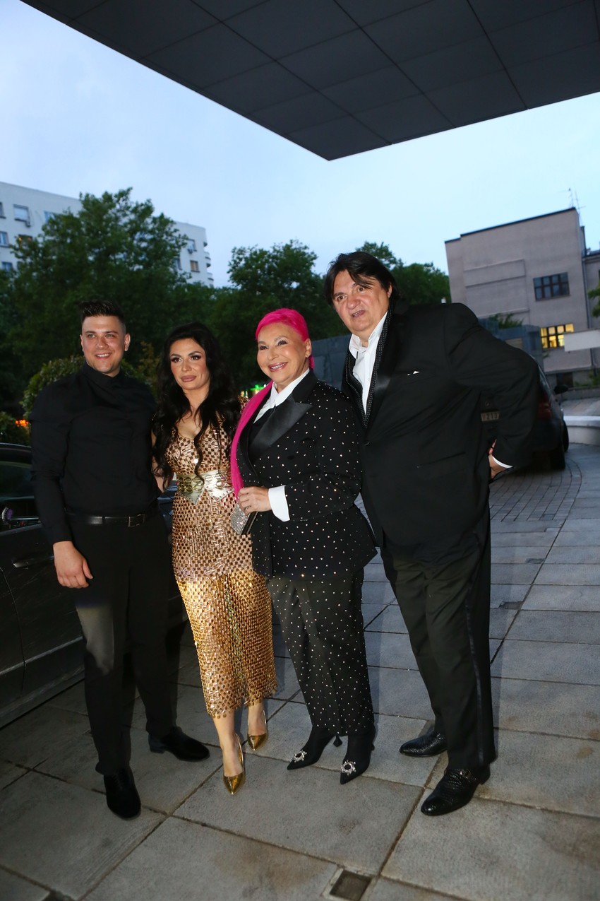 Zlata u maminoj haljini