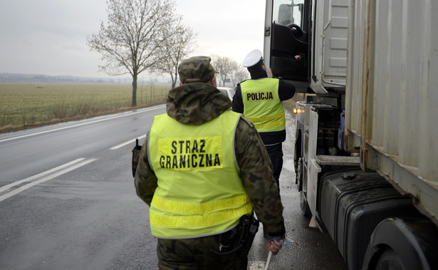 Nielegalni imigranci w polskiej ciężarówce. Wpadli przez pracownika firmy rozładunkowej